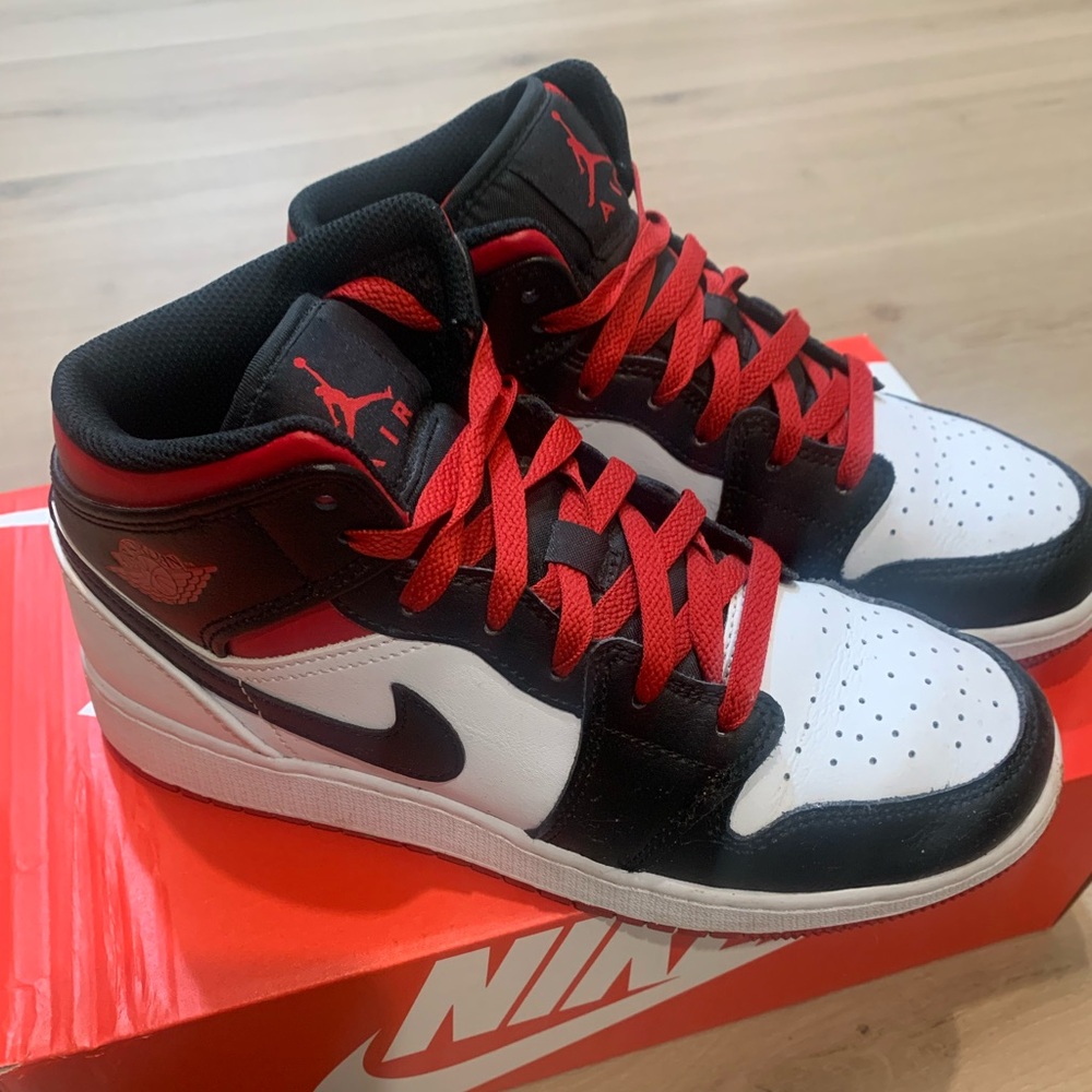 Boys size 6. Minimal use. Great condition.